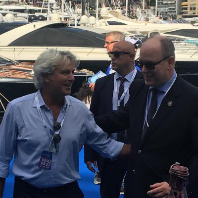 Il Principe Alberto Di Monaco Con l'artista Luigi Aricò